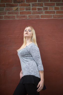 Genç ve kadın ile çene yukarı uzun boyun