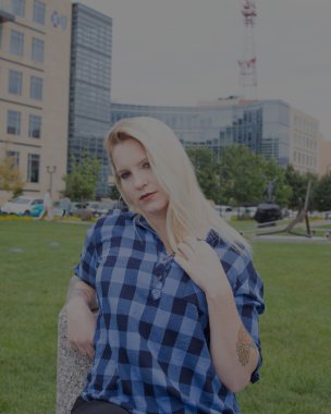 Şehir parkında genç bir kadın.