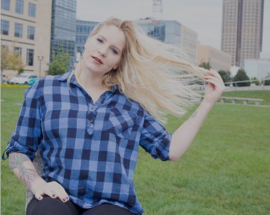 genç kadının saçları ile oynama