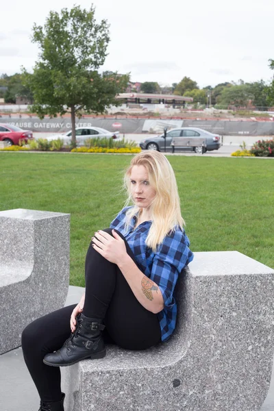 Şehir parkında genç bir kadın.