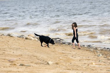 Kıyıda oynayan genç kız