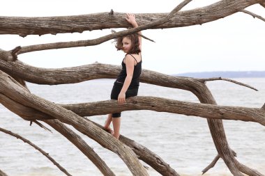 Kıyıda oynayan genç kız