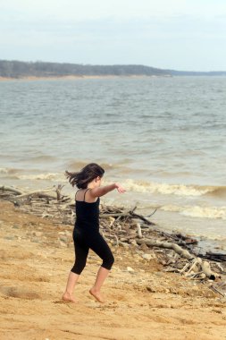 Kıyıda oynayan genç kız