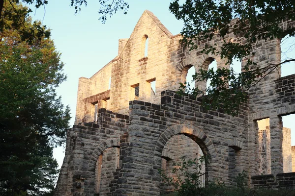 Günbatımında bir kale duvarlarını taş