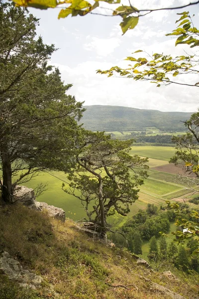 Tittar ner från toppen av en kulle — Stockfoto