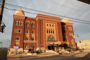 Springfield, Missouri 'deki Abou ben adHem Shrine Camii, Mağribi mimarisinin bir örneğidir