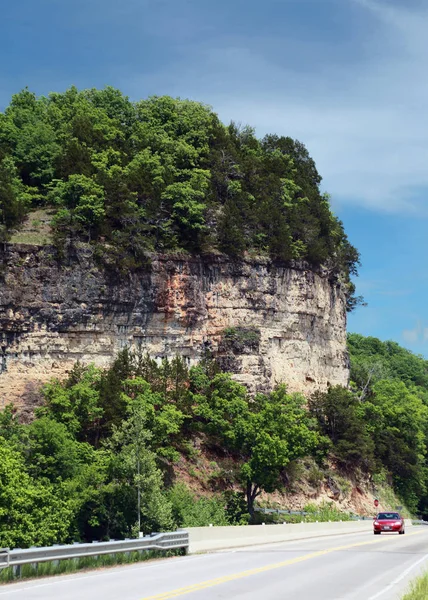 Cliff Karayolu Köprüsü yaklaşan araba ile karayoluyla