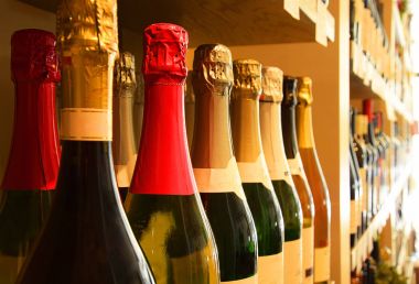 Şarap şarap şişeleri depolamak