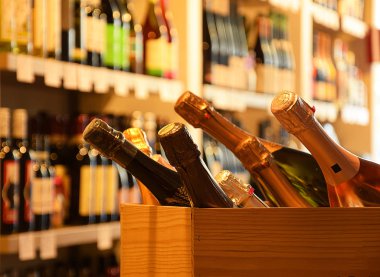 Şarap dükkanındaki ahşap rafta şarap şişeleri