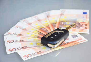 Arabanın anahtarını euro banknot arka plan üzerinde