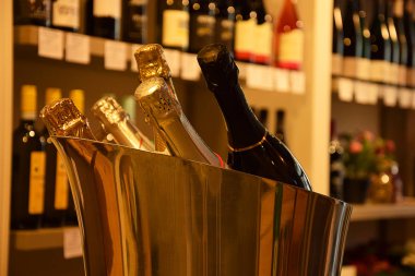 Şarap dükkanındaki ahşap rafta şarap şişeleri