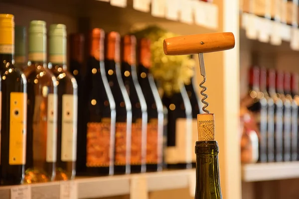 Μπουκαλάκια Κρασιού Ξύλινο Ράφι Στην Αποθήκη Κρασιού Και Φελλοί Τιρμπουσόν — Φωτογραφία Αρχείου