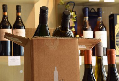 Şarap bir kutuya konur ve eve teslim edilir.