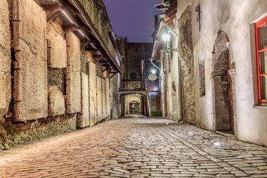 St. Catherines pasajda Tallinn, Estonya. Pencereden eski şehrin küçük geçit, parlayan bir güneş ışığı. Mercek parlaması