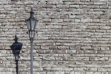 Retro rustik elektrik direği ile eski taş antik önünde üzerine fener duvar eski Tallinn, Estonya