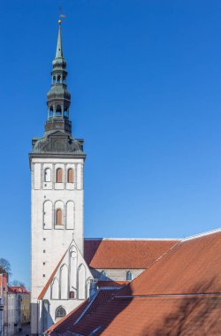 Estonya. Tallinn. Aziz Nikolaos Kilisesi kulenin bahar bakış.