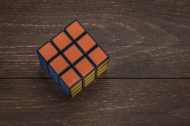 Tallinn, Estonya, 22 Nisan 2017: Rubiks küp üzerinde karanlık rustik eski Anqitue ahşap arka plan, metin için boş alan