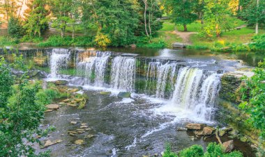 Jagala Estonya en büyük şelale var. Uzun pozlama gün vurdu. Yakın çekim. Su bataklık organik nedeniyle kırmızıdır.