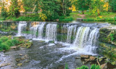 Jagala Estonya en büyük şelale var. Uzun pozlama gün vurdu. Yakın çekim. Su bataklık organik nedeniyle kırmızıdır.