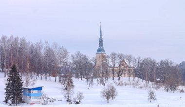 Kış ayında Otepaa St Mary s Lutheran Kilisesi. Estonya Dağları kar kale. Estonya dondurulmuş tatil buz mavi güzel arka plan.