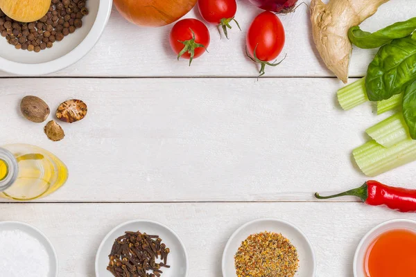 Fondo de mesa de cocina de madera blanca con ingredientes saludables para cocinar y espacio para copiar. Verduras y hierbas para ensalada. Vegano receta orgánica marco de dieta . — Foto de Stock