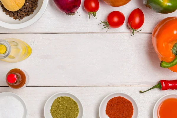 Beyaz ahşap mutfak masa ve arka plan sağlıklı pişirme malzemelerle kopya alanı. Sebze ve salata için otlar. Vejetaryen organik tarifi diyet çerçeve. — Stok fotoğraf