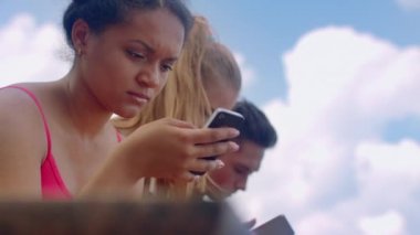 Afrikalı kız smartphone cep telefonu ile internet kötü haber okuma