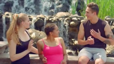 Çocuk açık ile flört genç kadın. Mutlu insanlar şelale konuşuyor