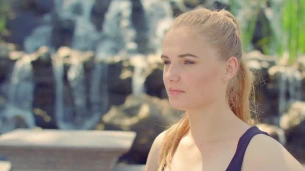 Mujer posando a la luz del sol. Retrato de mujer al aire libre. Mujer caucásica — Vídeo de stock