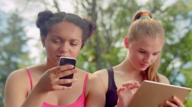 Arkadaşlar gülüyor. Çok ırklı kadınlar birlikte gülümseyen. Mutlu yüzler yakın çekim