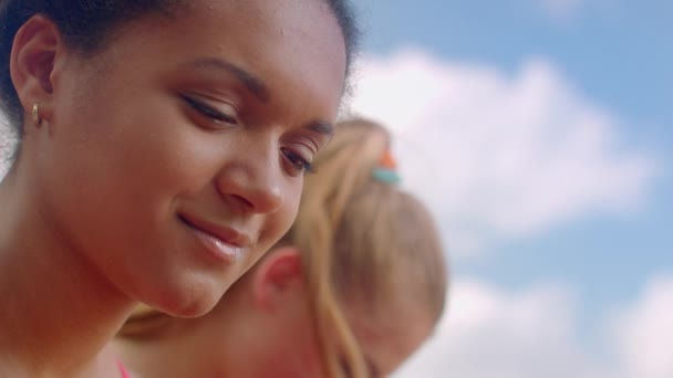 Žena s úsměvem. Usmívající se tvář. Afro žena s úsměvem. Mulat žena úsměv — Stock video