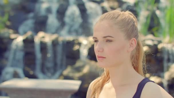 Mujer caucásica en la naturaleza. Mujer rubia retrato al aire libre. Cara de mujer — Vídeos de Stock