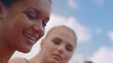 Gülümseyen kadın. Gülümseyen kız kapatın. Yüzünü gülümseme. Afrikalı kadın gülümseyerek