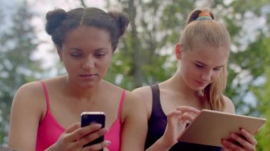 Gülümseyen kız. Çekici kızlar iyi haber okuma. Mutlu kız gülerek