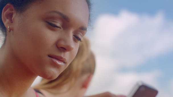 Uma jovem a sorrir. Fechar de menina feliz. Emoção positiva no rosto da mulher — Vídeo de Stock