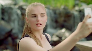 Şehvetli kadın parkta selfie alarak. Seksi kız alma fotoğrafı yakın çekim