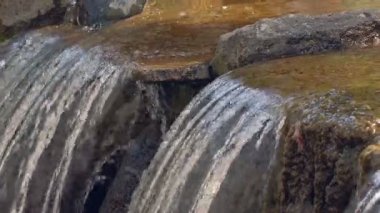 Nehir cascade. Nehir içinde taşlar closeup. Ağır çekimde akan su
