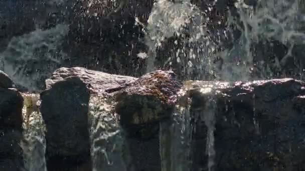 Cascade à proximité. L'eau tombe sur les rochers au ralenti. Éclaboussures d'eau — Video