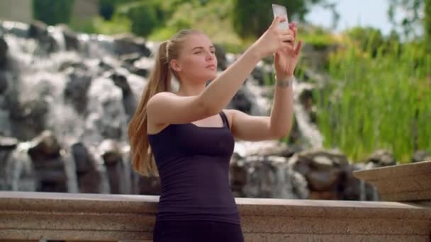 Chica selfie. Chica caucásica tomando selfie cerca de la cascada. Mujer selfie — Vídeos de Stock