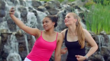 Selfie smartphone ile çekici kızlar