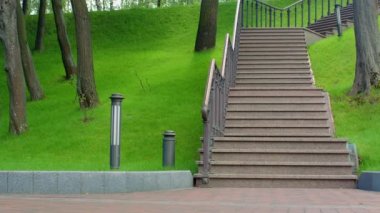 Park adımlar ve yeşil çimen