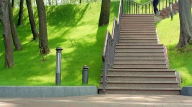 Merdivenlerden inip yavaş çalışan genç kadın. Fitness kız egzersiz