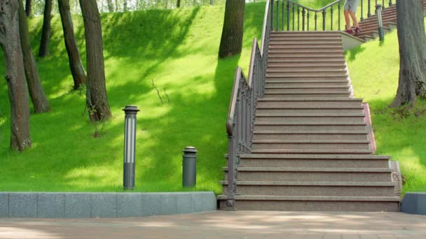 健身人跑下楼梯在慢动作。健康的生活方式的概念 — 图库视频影像