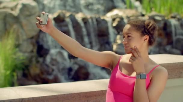 Chica latina tomando foto selfie — Vídeos de Stock