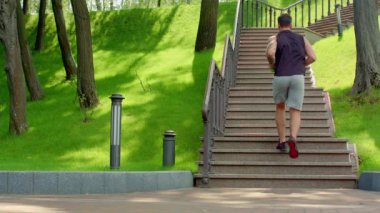 adam üst katta çalışır