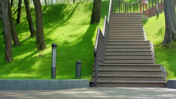 Mujer corre escaleras abajo — Vídeos de Stock