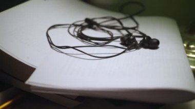 Tablo, kulaklıktan kapatın. Müzik konsepti.