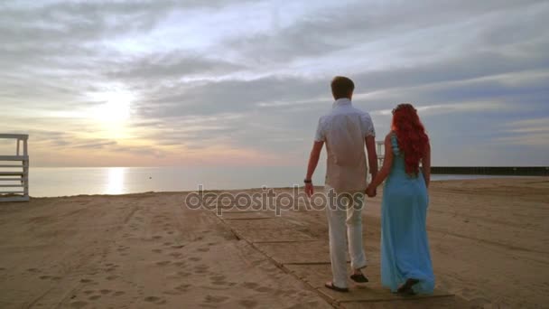 Amor casal andando na praia do mar ao nascer do sol. Praia de casal — Vídeo de Stock