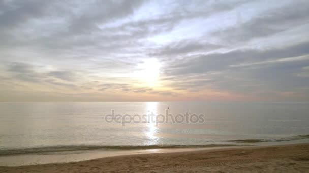 Plaża Sunrise. Scena sielankowy Wschodu morze. Morskie fale rozpryskiwania powoli piasek — Wideo stockowe