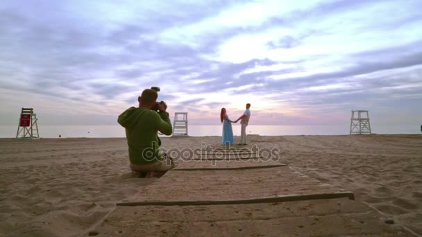 Romantische paar hand in hand. Liefde verhaal fotosessie. — Stockvideo